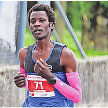 Endspurt - Freiämter Sportler des Jahres - ERIC MUTHOMI RIUNGU (35)
BERIKON / LA MUTSCHELLEN
LAUFEN
Wenn er startet, gewinnt er auch meistens: Eric Muthomi Riungu dominiert die Schweizer Laufszene. Der Beriker gewinnt die Gesamtwertung des Zürilauf Cups, holt über ein Dutzend Siege an diversen Laufevents – darunter auch am Wohler Pfingstlauf. Am Zermatt Marathon landet er auf dem 3. Rang (in 3 Stunden und 25 Minuten). Am Züri-Marathon wird er Fünfter – und ist mitten in der Weltspitze.