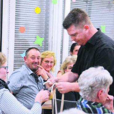 Vorstand sucht Verstärkung - Macic Gugi aus Villmergen unterhielt nach der GV mit seinen Tricks und Sprüchen.