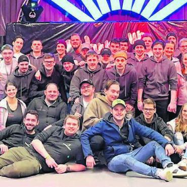 Ein Fest für Jung und Alt - Die Jugend Bettwil mit Präsident Oliver Vogel (vorne Mitte, mit Hut) freut sich auf den Grossanlass am 28. Dezember. Bild: zg