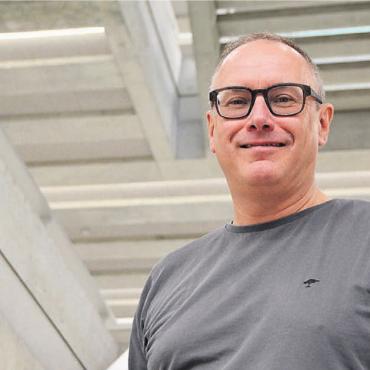 Mit zwei lachenden Augen - Johannes Strobl mitten in seiner neuen beruflichen Heimat, der Hochschule Luzern – Musik in Kriens. Bild: Annemarie Keusch