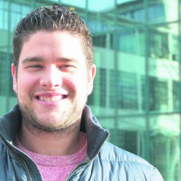 «Auch ohne Krawatte» - Matthias Müller vor dem Prime Tower an der Zürcher Hardbrücke – an diesem pulsierenden Wirtschaftsstandort arbeitet der FDP-Politiker als Rechtsanwalt. Bild: Annemarie Keusch