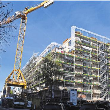 Positives Fazit – grosse Vorfreude - Der Umbau und Neubau der Aargauischen Kantonalbank an der Bahnhofstrasse kommt zügig voran. Im August werden die ersten Wohnungen bezogen werden können, im September wechselt dann die Bank an den herkömmlichen und erneuerten Sitz. Bild: Daniel Marti