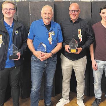 Mal knapp, mal überlegen - Die vier Kategoriensieger, von links: Fabian Keusch (Boswil, Sturmgewehr 90), Willy Keusch (Boswil, Sturmgewehr 57), Pirmin Käppeli (Merenschwand, Standardgewehr), Michael Koch (Beinwil, Jungschützen). Bild: zg