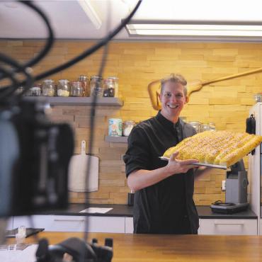 Einfacher Bäcker – nur anders - Backen vor laufender Kamera. Für den Sinser Marcel Paa ist das Alltag. Bild: Annemarie Keusch