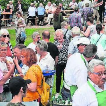 Ein voller Erfolg - Viele Gäste, schönes Wetter, gute Stimmung: das Pfarrgartenfest war ein Erfolg. Bild: zg