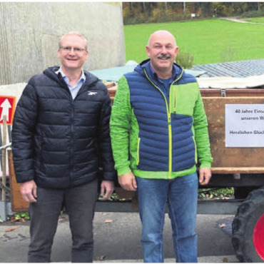 40 Jahre im Dienst des Waldes - Aussergewöhnliche Identifikation: Vizeammann Bernhard Wespi (links) und Betriebsleiter Matthias Bruder (rechts) gratulieren Jubilar Johann Neuhaus. Bild: gk