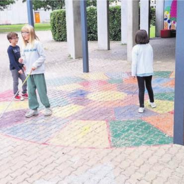 Die Kinder erlebten, wie blinde Personen die Umwelt wahrnehmen. Bild: zg