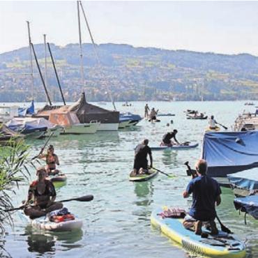 «Die Menge ist das Problem» - In Aesch geht es mit dem SUP erst einmal mitten durch den Hafen.