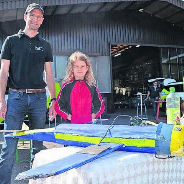 Reichlich Energie von der Sonne - Kleiner Tüftler: Severin mit Vater Alex Brander und seinem Solar-Modellflieger.