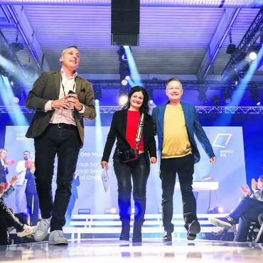 «Das macht uns stolz» - Die Übergabe des Awards war ein stimmungsvoller Moment (v. l.): Stefan Mathys (CEO Winkler), Brigitte Eble (Auftraggeberin von Endress  Hauser) und Tony Bürgisser (Winkler Key Account Manager am Standort Basel). Bilder: pd