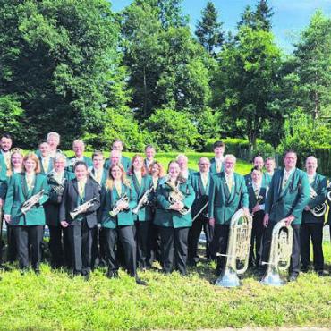 Neuuniformierung am Dorffest - Die alte Uniform, sie geht nun in den Ruhestand. Jahrelang war sie das Markenzeichen der Musikgesellschaft Bünzen. Bild: zg