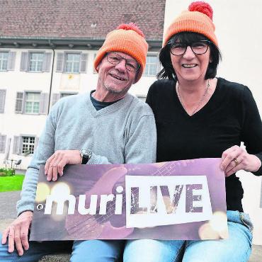 Mit ganz viel Rückenwind - Die orange Mütze als Markenzeichen und ihr immenses Herzblut: Markus Bohren und Paula Loher. Bilder: Annemarie Keusch / zg