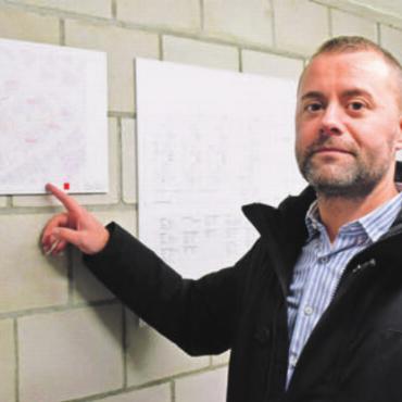 Optimale Lösung rasch umgesetzt - Vom «Denner» bis zum Kino Rex: Projekleiter Drilon Bajrami zeigt das Gebiet, das vom neuen Wärmeverbund Zentrum abgedeckt wird.