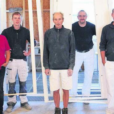Vier Generationen = 100 Jahre Hagenbuch - Das sind aktuell die «Hagenbuch Spritzwerker» von Arni (v. l.): Natalie, Nico, Ernst, Igor, Fabian. Bild: rts