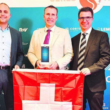Grosse Ehre für Anderhub - Überraschung geglückt: Peter Anderhub (Mitte) mit Vertretern der Suisag. Bild: zg
