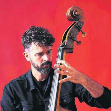 Jazz mit griechischer Musik fusioniert - Petros Klampanis ist ein renommierter Bassist und Komponist. Er kommt mit seinem neuen Album nach Muri. Bild: zg