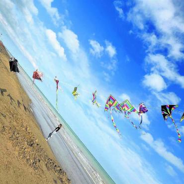 Reiseziel Nummer 1 der Schweizer ist die Eidgenossenschaft selbst. Gefolgt von Italien. Im Bild: Ein windiger Strand in Bibione, Italien. Bild: spr