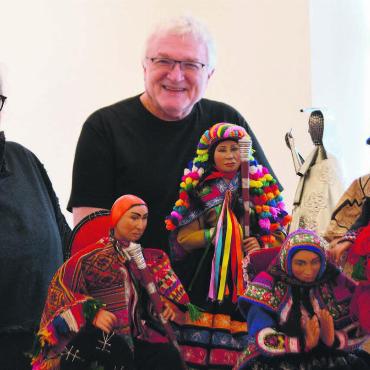 Eintauchen in ganz viele Welten - Monika Amrein und Alfred Hartl von der KrippenWelt in Stein am Rhein zeigen eine ihrer vielen peruanischen Krippen. Bild: Annemarie Keusch