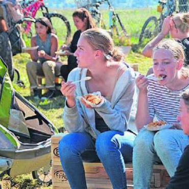  - Auf allen Höfen war das Ambiente wunderschön und überall gab es Feines zu naschen. Auf dem Maienbühl-Hof etwa wurden frische «Öpfelchüechli» angeboten.