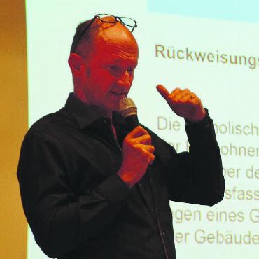 Der erste Schritt ist getan - Er präsentierte, argumentierte und überzeugte die grosse Mehrheit der Anwesenden: der für die Liegenschaften zuständige Kirchenpfleger Erich Richner. Bild: Annemarie Keusch