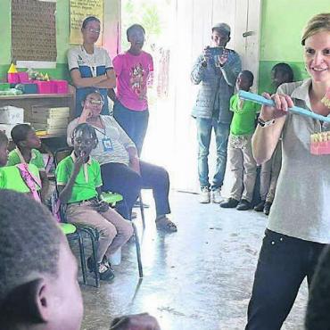 Freiämter Zahnfee auf Hispaniola - Bella Risa ist für Zahnfee Daniela Frey Perez eine Herzenssache. Sie hofft stark, dass es mit ihrem Mundhygiene-Programm in der Karibik weitergehen kann. Bild: zg