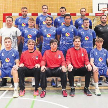 Neue Ära beginnt - SG Wohlen Mutschellen in der Saison 2024/25. Hinten, von links: Duje Vukadin, Patrik Zubonja, Damian Biffiger, Daniel Schmid. Mitte: Andjelko Milosevic (Trainer), Oliver Waeckerlin (Co-Trainer), Eric Schiesser, Ivan Milicevic, Noah Frenzel, Emanuel Biffiger, Sascha Rudi (Goalietrainer), Andreas Stierli (Präsident Handball Wohlen). Vorne: Julius Behrendt, Martin Hubli, Carlos Caforio, Dario Koch, Noah Ihle. Es fehlen: Björn Staubli, Thiago Botelho, Joel Borioli, Michel Loretan, Michael Schmid und Joshua Schmid. Bilder: zg/Archiv
