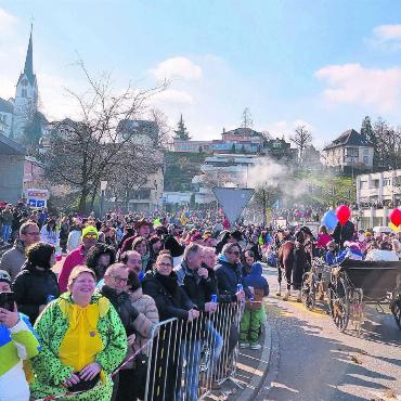«So viele so tolle Momente» - Traumkulisse für die Umzugsgänger: blauer Himmel und Tausende von Zuschauern am Strassenrand. Bilder: Thomas Stöckli / Verena Anna Wigger