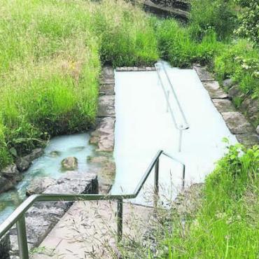 Milchiges Wasser - Weiss, statt transparent – am Montag wurde die Bünz verunreinigt. Bild: zg