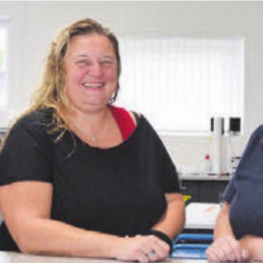 In neuen Händen - Antoinette und René Brugger (rechts) geben ihren Copy-Shop in neue Hände – Barbara Schmid mit Tochter Michelle übernehmen. Bild: