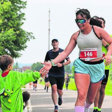 Olympionike und tolle Geschichten - Ein «High Five» für den Pfingstlauf. Die Teilnehmerinnen und Teilnehmer hatten grossen Spass.