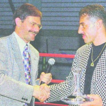 Vogelklau, Autoknacker und Ehrung - Gemeindeammann Walter Dubler gratuliert Andy Hug. Der Wohler Bild: Archiv