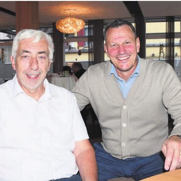 Der totale Triumph - Einfach nur stolz: Parteipräsident Roland Büchi (links) und der neue Gemeindeammann Roland Vogt. Bilder: Daniel Marti