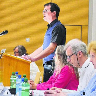 Unerwarteter Grossaufmarsch - Gemeindeammann Alain Maître (stehend) begrüsste zur Gemeindeversammlung in der Turnhalle, umringt von den Gemeinderats-Kolleginnen und -Kollegen. Von vorne: Vivienne Graw, Cristian Canis, Barbara Weber und Roland Geier. Bild: Thomas Stöckli