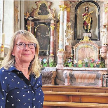 «Eine Investition ins Leben» - Karin Koch Wick vor dem Synesius-Altar in der Bremgarter Stadtkirche. Der Bremgarter Patron soll bekanntlich Wunder bei Augenleiden bewirken. Das Projekt Synesius verdankt ihm Ursprung und Name. Bild: Marco Huwyler