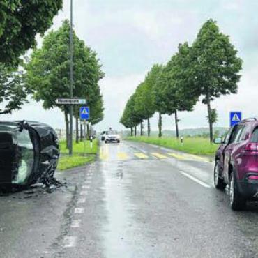 Stoppsignal überfahren - Durch die Kollision überschlug sich eines der beiden Fahrzeuge und landete auf der Seite. Bild: pz