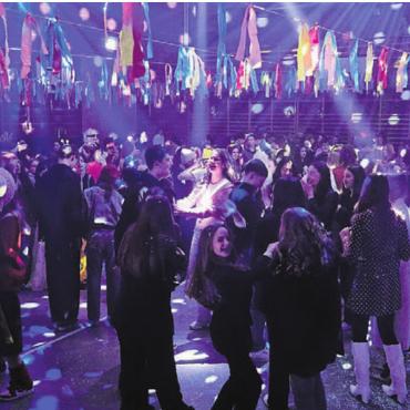 Ein grosses Miteinander - Ausgelassene Stimmung in der Fasnachtsdisco. Bild: zg