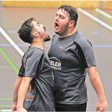 1000 Mal jubeln - Freude pur. Die beiden Mitglieder des FC Fortuna Integra lassen ihrem Emotionen beim Torjubel freien Lauf. Die Wohler Truppe holte den Sieg beim Turnier der Menschen mit Handicap. Bilder: Josip Lasic