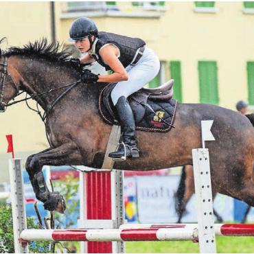 Spektakulär und emotional - 26. Juli: Lill Bamert aus Villmergen war Ehrendame an der 58. Springkonkurrenz Wohlen, half an der Bar mit, putzte die Toiletten und startete selbst. Sie holte Rang 3 mit dem Team vom KV Bünztal beim «Bünztal-Cup».