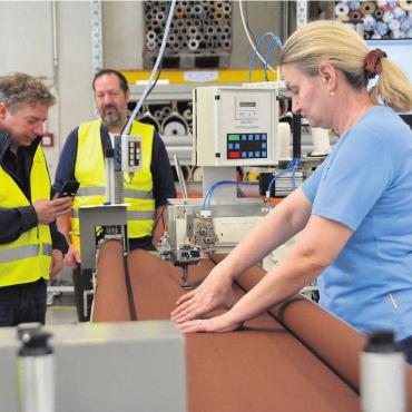 Vielfalt auf dem Dach präsentieren - Einblick in die Produktion: Hier werden Tücher aneinandergenäht.