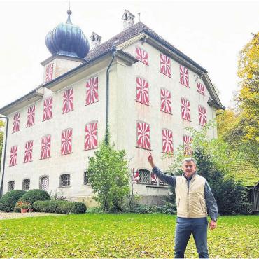 Gegner formieren sich - Pro-Lindenberg-Präsident Stefan Schimon findet die geplanten Windräder völlig überdimensioniert: Am Fuss seien diese etwa so breit wie das Schloss Horben, aber 15 Mal so hoch. Bild: zg