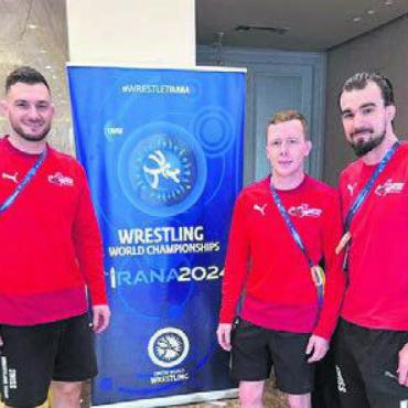 Sieg und 0:10 für Leutert - Die Schweizer Freistil-Ringer an der EM (von links): Samuel Scherrer, Nils Leutert und Gergely Gyurits (Trainer). Bild: zg