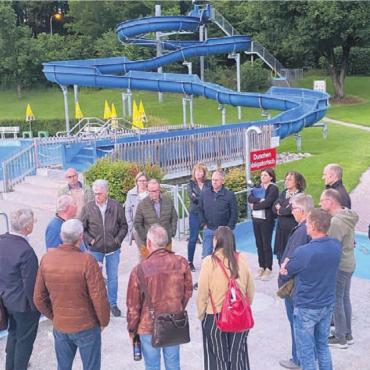 Ein Veloweg im Zickzack wird wohl kaum genutzt - Die Mitte Muri zu Gast in der Badi. Bild: zg