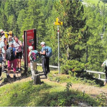Berge, Viadukte, Genuss - Einsame Wanderwege und tolle Ausblicke: Die Naturfreunde im Bündnerland. Bild: zg