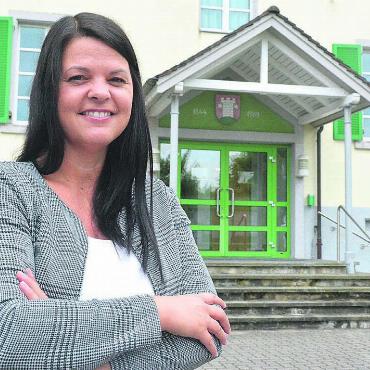 Isabelle Hediger vor dem Aristauer Gemeindehaus. «Ich fühle mich wohl in diesem Dorf und will mich für dessen Entwicklung einsetzen», sagt sie. Bild: Annemarie Keusch