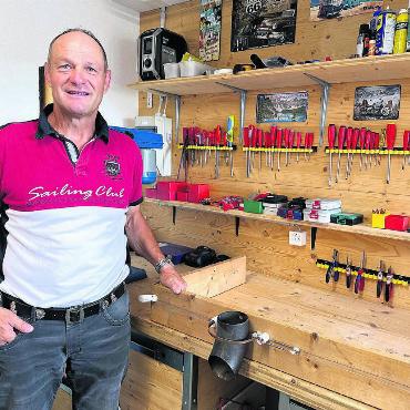 Mit Strom gegen den Marder - «Mein eigener Chef zu sein, hat viele Vorteile», sagt der frühere Spitzenschwinger. Marderschutzexperte Marcel Villiger in seiner Werkstatt in Rüstenschwil. Bilder: Stefan Sprenger / zg