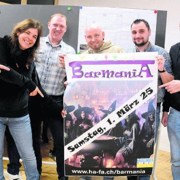 Sie sorgen für eine Neuheit an der Hägglinger Fasnacht und beleben den Samstagabend wieder (von links): Sven Göggel, Sibylle Göggel, Rolf Schmid, André Stadelmann, Dominik Schweizer, Michael Schmid. Bild: Chregi Hansen
