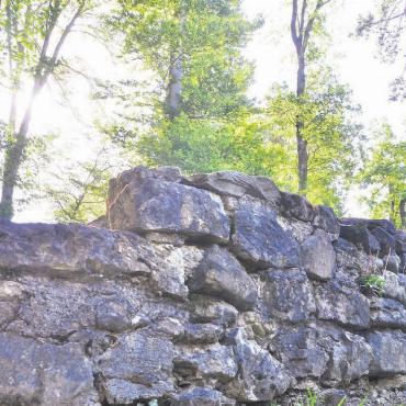 Hier stand im 13. Jahrhundert eine Burg. Mauerresten aus längst vergangenen Zeiten bei Oberlunkhofen. Bild: Thomas Stöckli