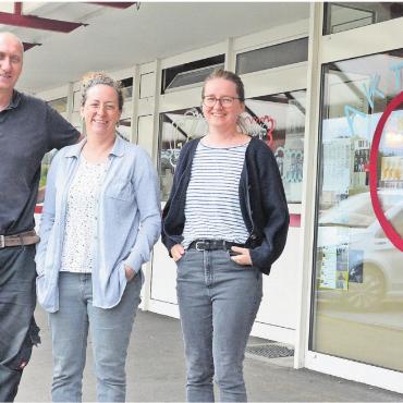 Nächster Meilenstein erreicht - Sie bleiben beharrlich dran, damit das Gemeinschaftszentrum bald Realität ist, von links: Jan Illing, Regula Marthaler und Lea Küng. Bild: Annemarie Keusch