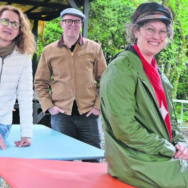Hier sollen sich alle wohlfühlen - Sie freuen sich riesig, dass es am Freitag wieder losgeht: die Intermezzo-Verantwortlichen Daniela Marani, Michael Laubacher und Raphaela Schmid. Bild: Annemarie Keusch