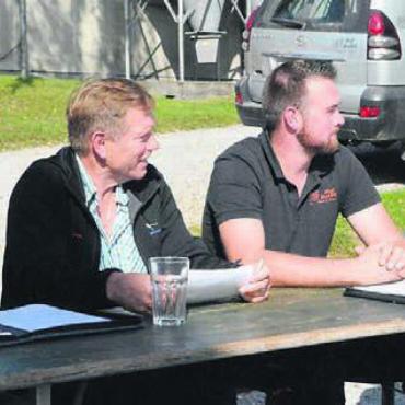 Der Bauer als Stromproduzent - Ralf Bucher (Bauernverband), Düngeberater Othmar Vollenweider, Bauer Marc Bild: cbl